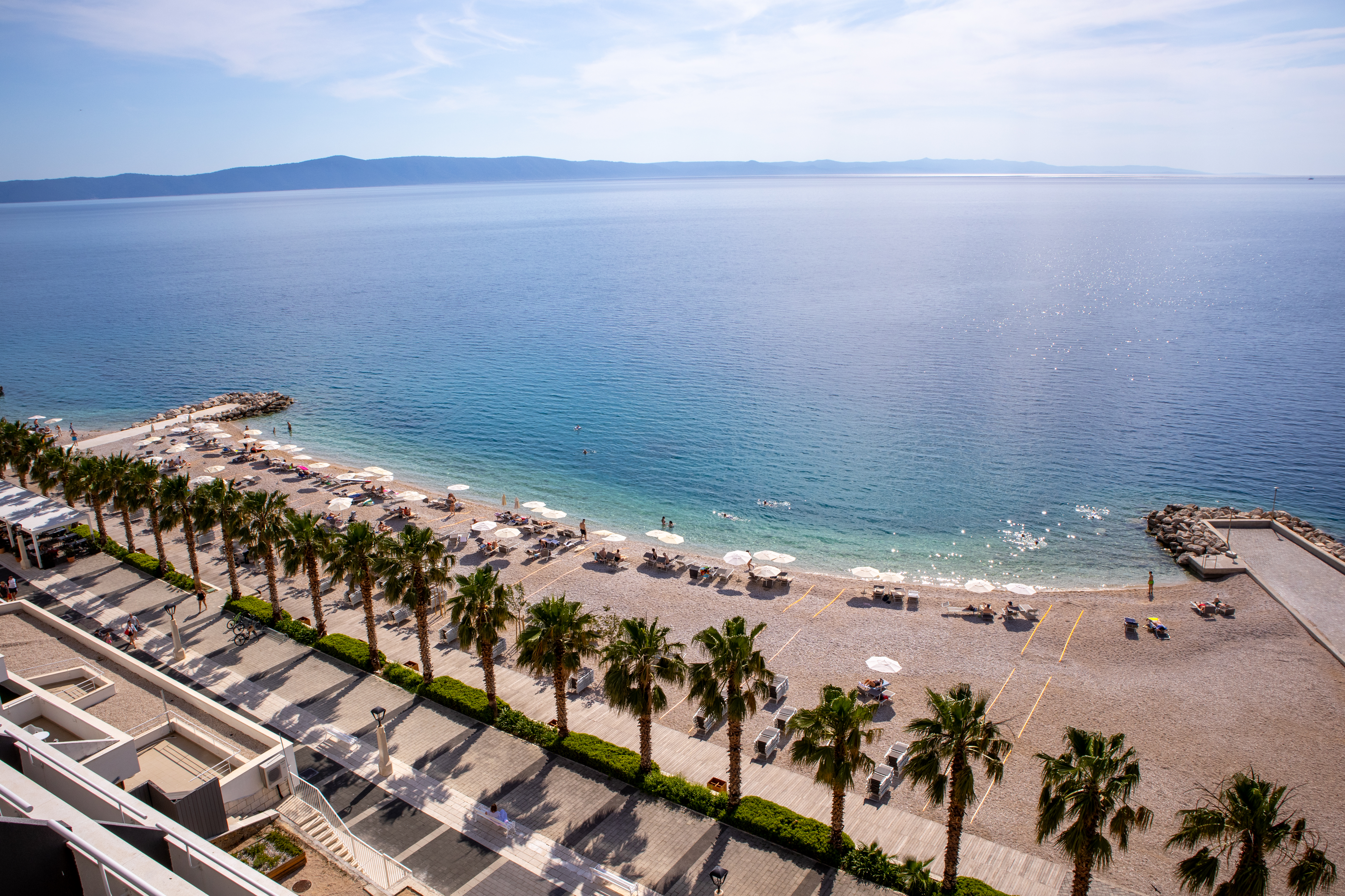 Palmama obrubljena plaža